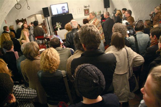 Foto aus dem Publikum von der Präsentation des zweiten Aktes im Schloss Retzhof, 2011; szenische Einrichtung: Luzius Heydrich; Foto: Wolfgang Rappel / uni-T.