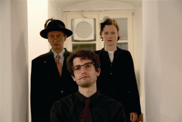Bild von der Kurzpräsentation im Schloss Retzhof, 2011. Von links nach rechts: Rudi Widerhofer, Johannes Karl, Julia Schranz; Foto: Wolfgang Rappel / uni-T.