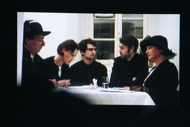 Von links nach rechts: Rudi Widerhofer, Julia Schranz, Sebastian Straub, Johannes Karl, Wiltrud Schreiner in Reisers schwarzer Komödie "Septemberziehen". Szenische Einrichtung: Luzius Heydrich. Schloss Retzhof, am 6. Mai 2011. Foto: Wolfgang Rappel / uni-T.