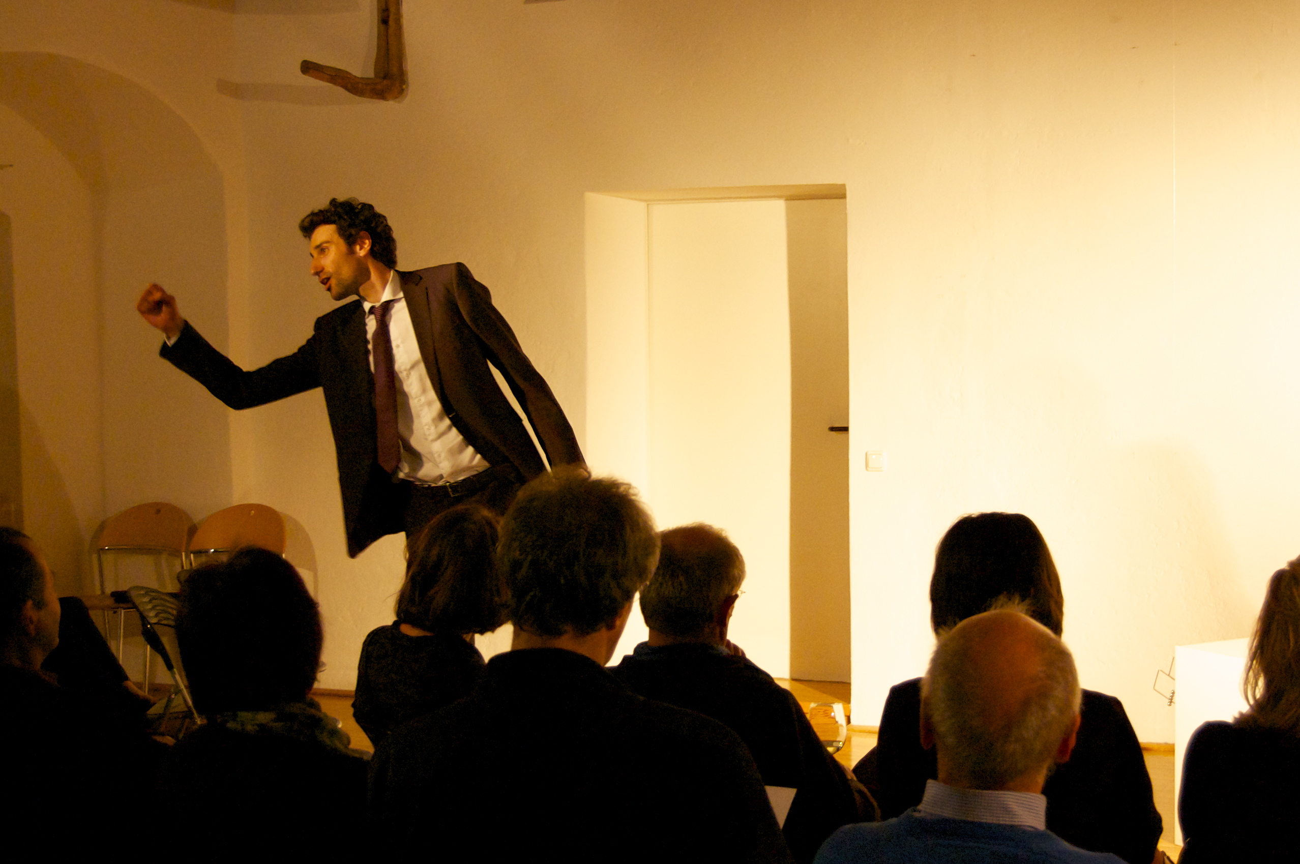 Stefan Reiser im Solo-Stück "Gratwanderung". Schlossgalerie Schärding, 2015. Foto: privat.