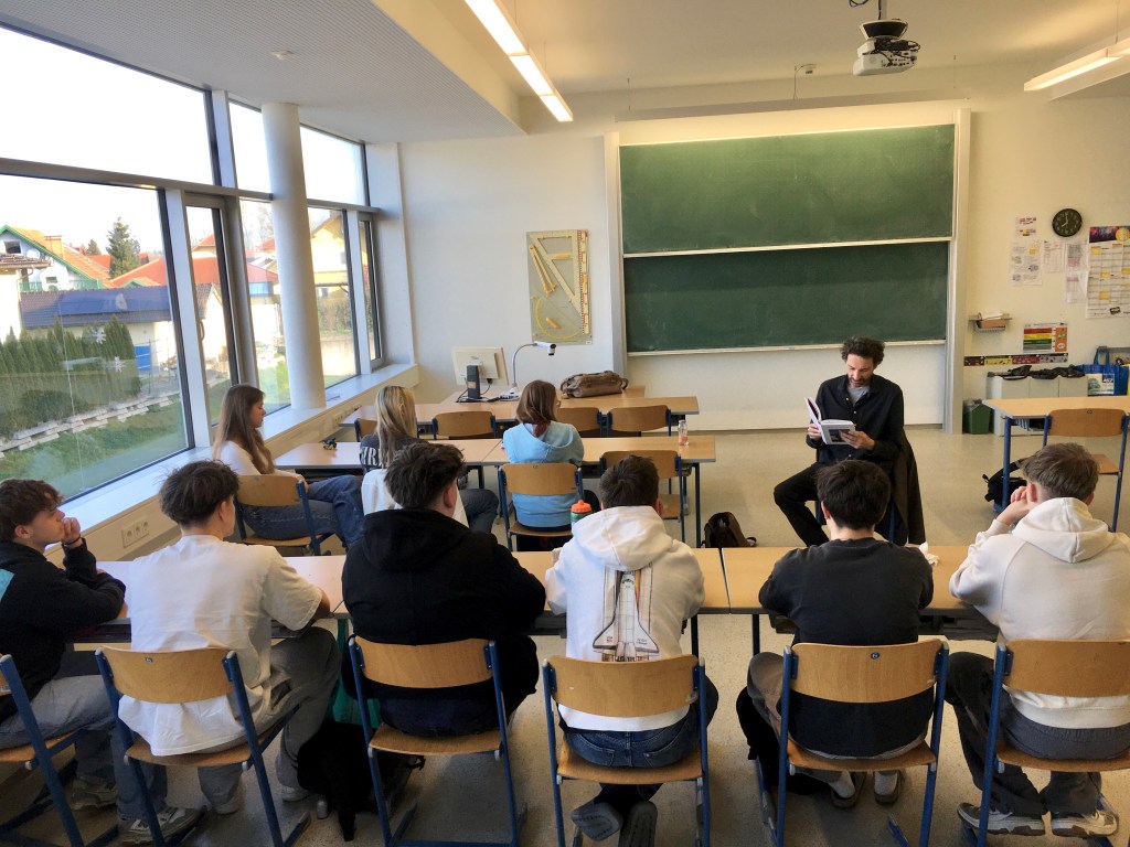 Stefan Reiser zu Gast bei Prof. Novaks 3. Klasse, im Rahmen von »Sternlesen«. Andorf Technology School, am 11.04.2025. Foto: Gerold Novak. Abdruck/Veröffentlichung honorarfrei bei Namensnennung.