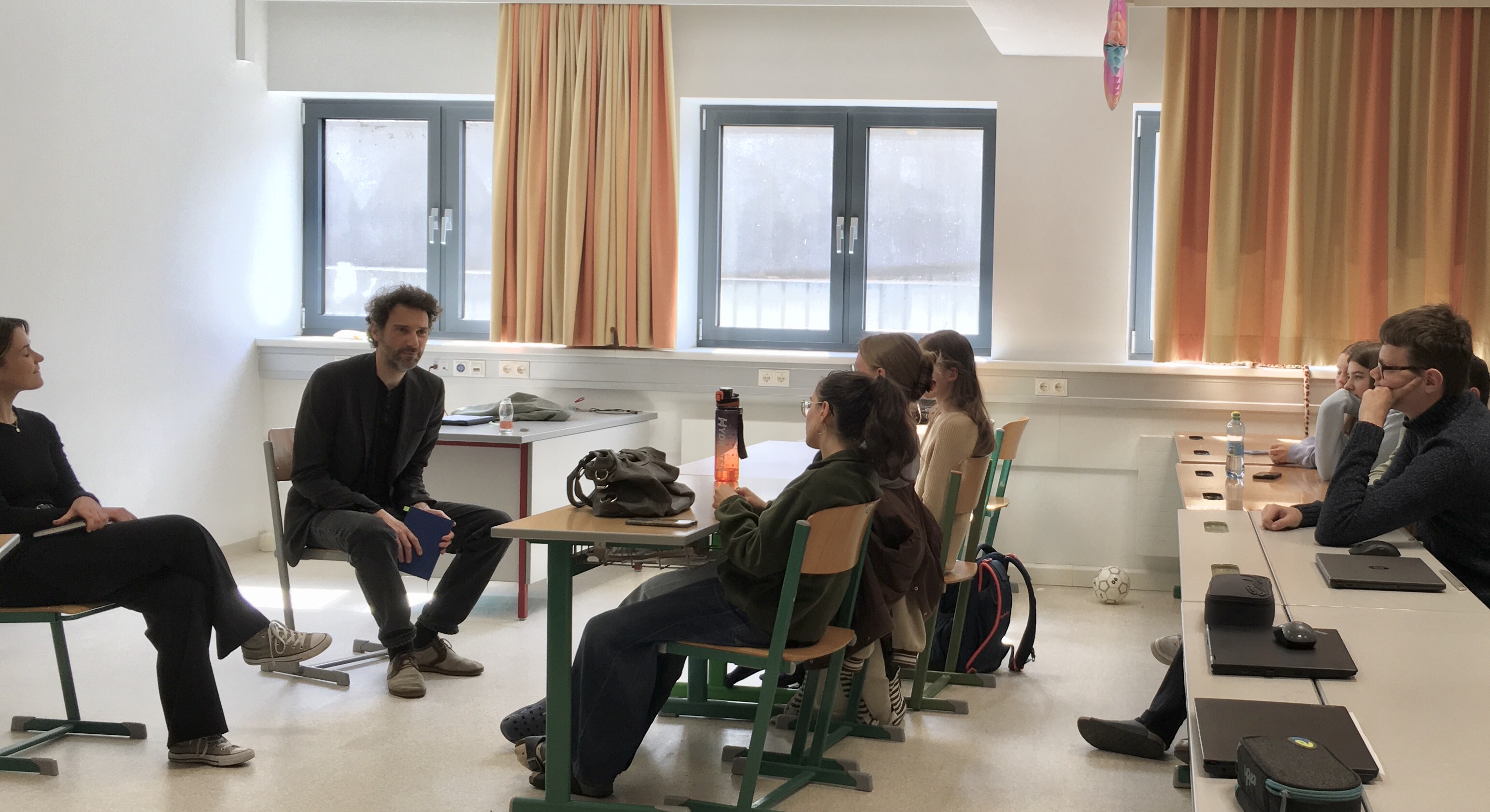 Autor Stefan Reiser zu Gast bei Prof. Schwarzmayrs 7. Klasse. Gymnasium Schärding, am 10.04.2025. Foto: Schülerin Hannah. Abdruck/Veröffentlichung honorarfrei bei Namensnennung.