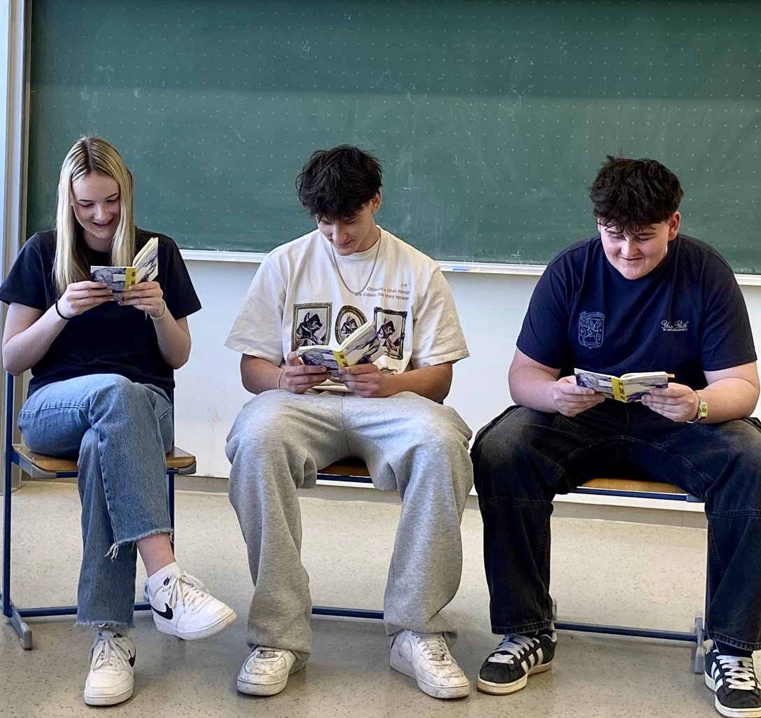 Lisa, Jakob und Jonas in szenischer Lesung aus dem X-BLATT. Projekt »Sternlesen«, Andorf Technology School, am 11.04.2025. Foto: Gerold Novak. Abdruck/Veröffentlichung honorarfrei bei Namensnennung.
