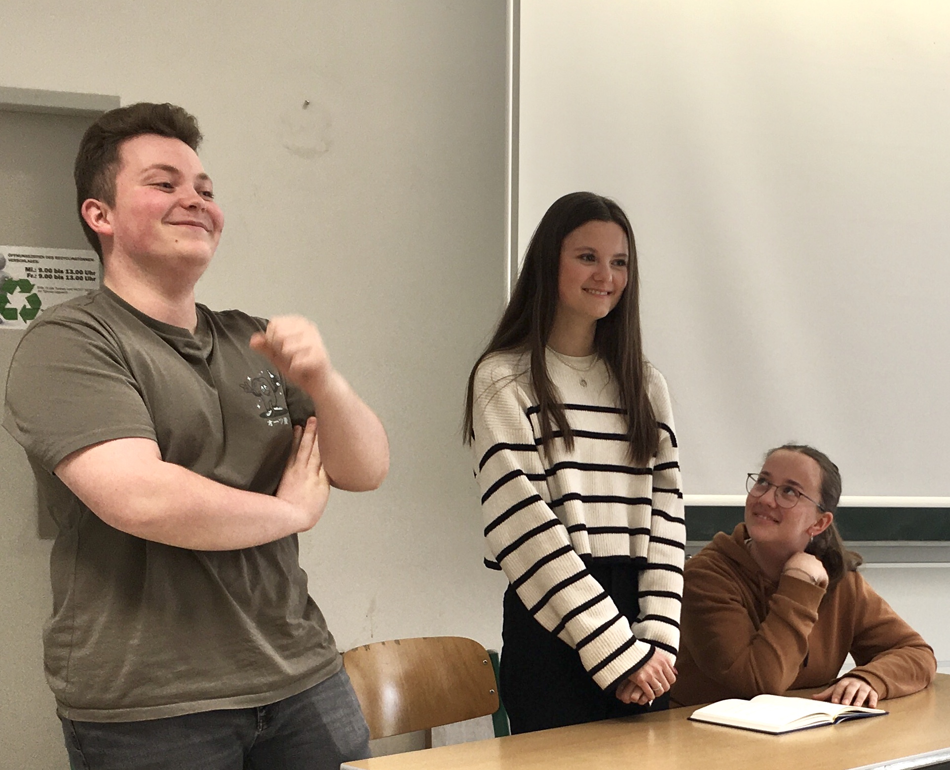 Leon und Luisa summten, Anna las die Regieanweisungen; Foto: Hannah. Abdruck/Veröffentlichung honorarfrei bei Namensnennung.