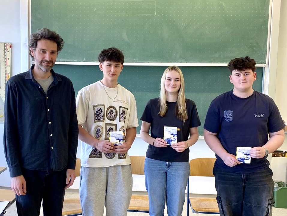 Jakob, Lisa und Jonas erhalten nach ihrer szenischen Lesung je ein X-BLATT. Projekt »Sternlesen«, Andorf Technology School, am 11.04.2025. Foto: Gerold Novak. Abdruck/Veröffentlichung honorarfrei bei Namensnennung.