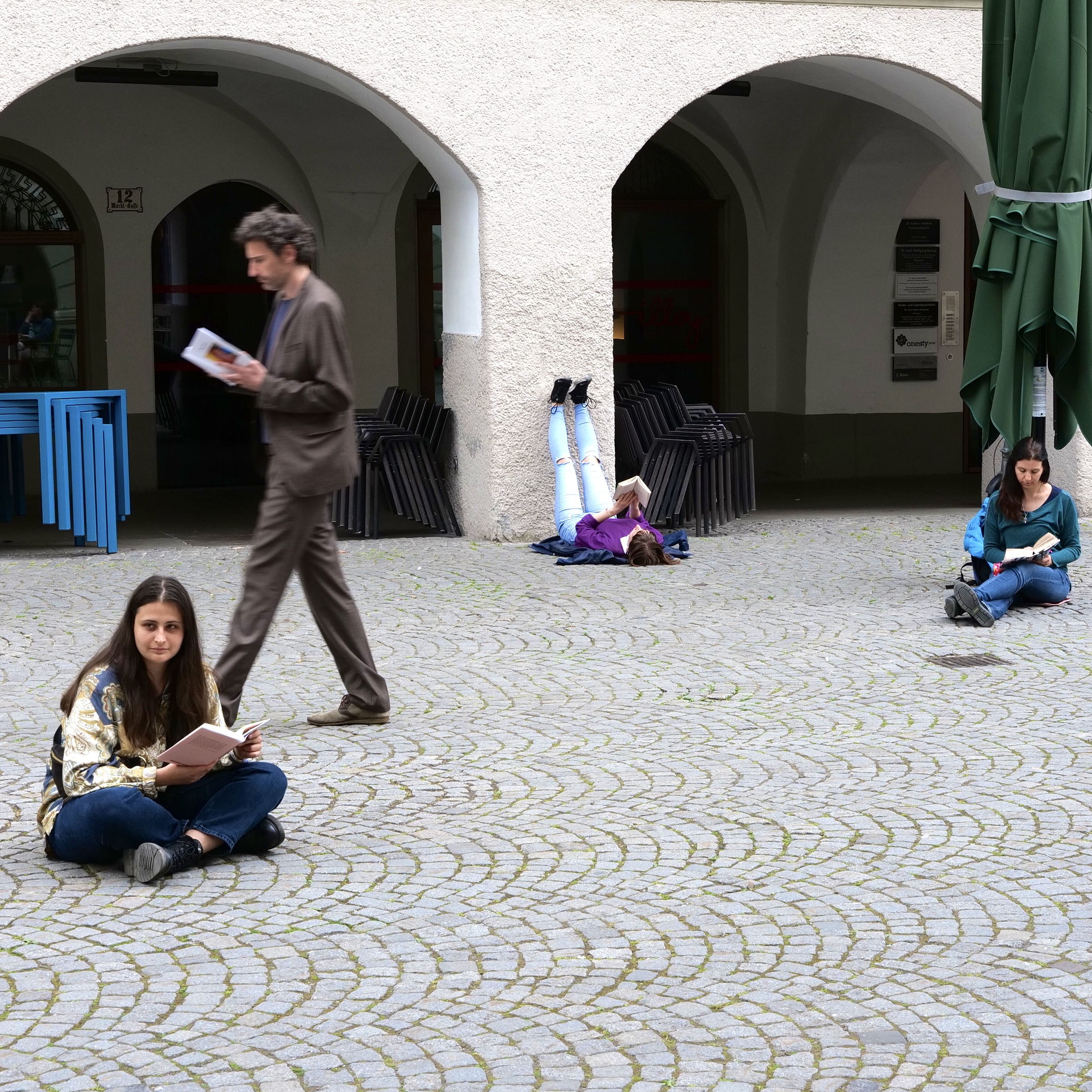 Leseflashmob in Feldkirch/Vorarlberg am 23.04.2025. Credit: Christoff Wiesinger/Sternlesen 2025.