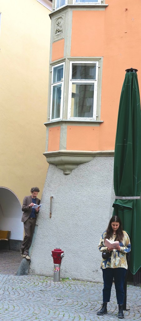 Stefan Reiser und Katharina Keil beim Leseflashmob in Feldkirch/Vorarlberg am 23.04.2025. Credit: Christoff Wiesinger/Sternlesen 2025.