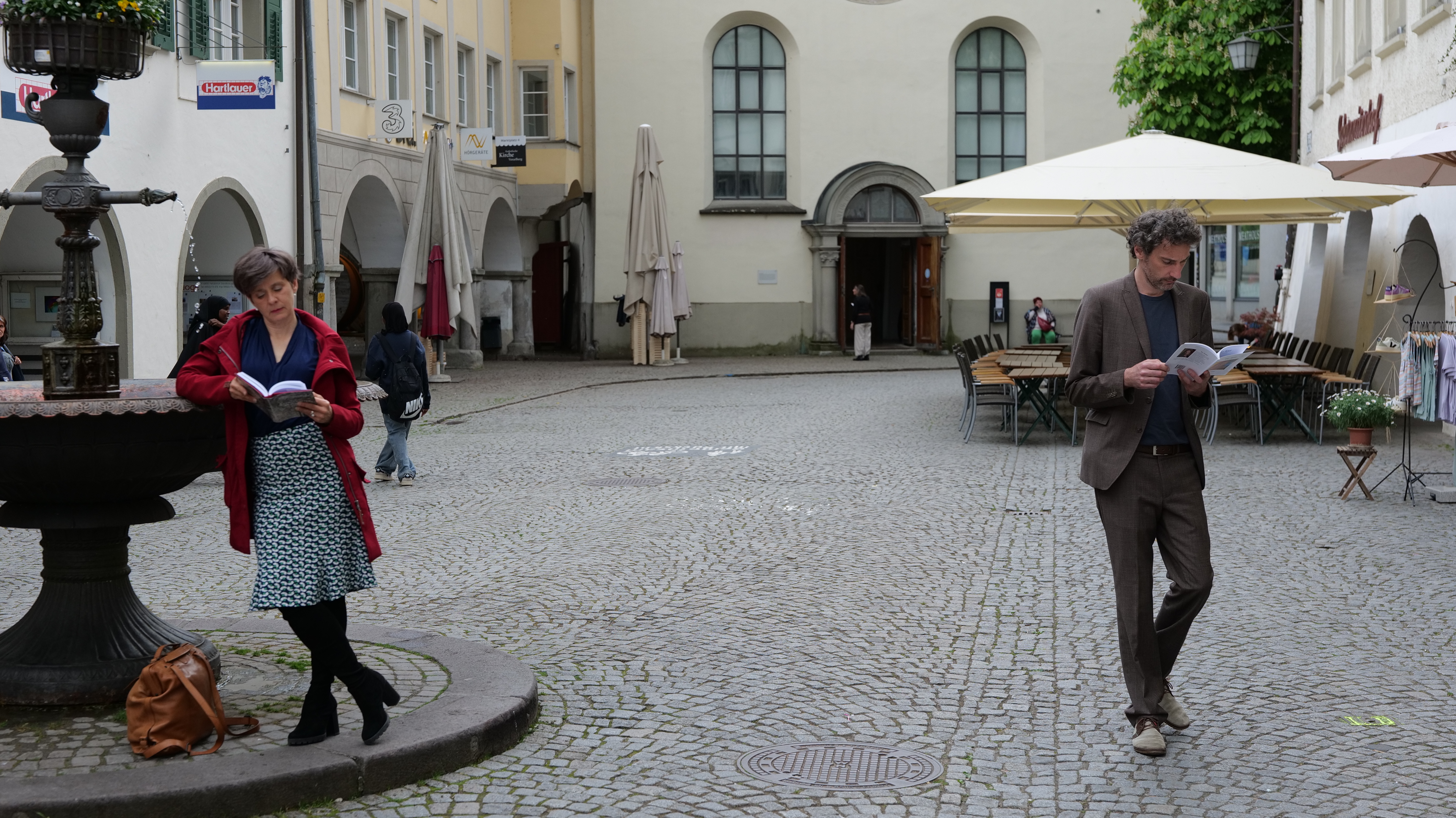 Marlen Schachinger und Stefan Reiser beim Leseflashmob in Feldkirch/Vorarlberg am 23.04.2025. Credit: Christoff Wiesinger/Sternlesen 2025.