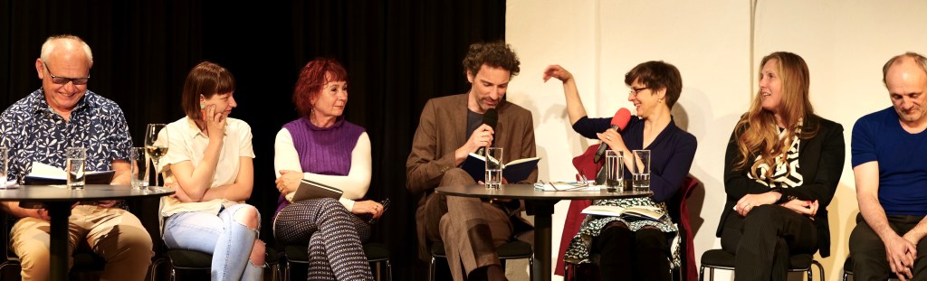 Wolfgang Kauer, Ines Strohmaier, Erika Kronabitter, Stefan Reiser, Marlen Schachinger, Sofie Morin und Jürgen Thomas Ernst bei der finalen Gruppenlesung am Welttag des Buches. Reiser und Schachinger in szenischer Lesung aus „Schnitzlers ‚Reigen’ – Der nächste Tanz. Zehn Dialoge“. Theater am Saumarkt, Feldkirch, am 23.04.2025. Credit: Christoff Wiesinger/Sternlesen 2025.
