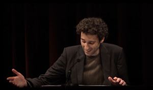 Stefan Reiser bei der „Langen Nacht der GAV OÖ“. Posthof, Linz, am 31.03.2017. Foto: Screenshot Dorf TV
