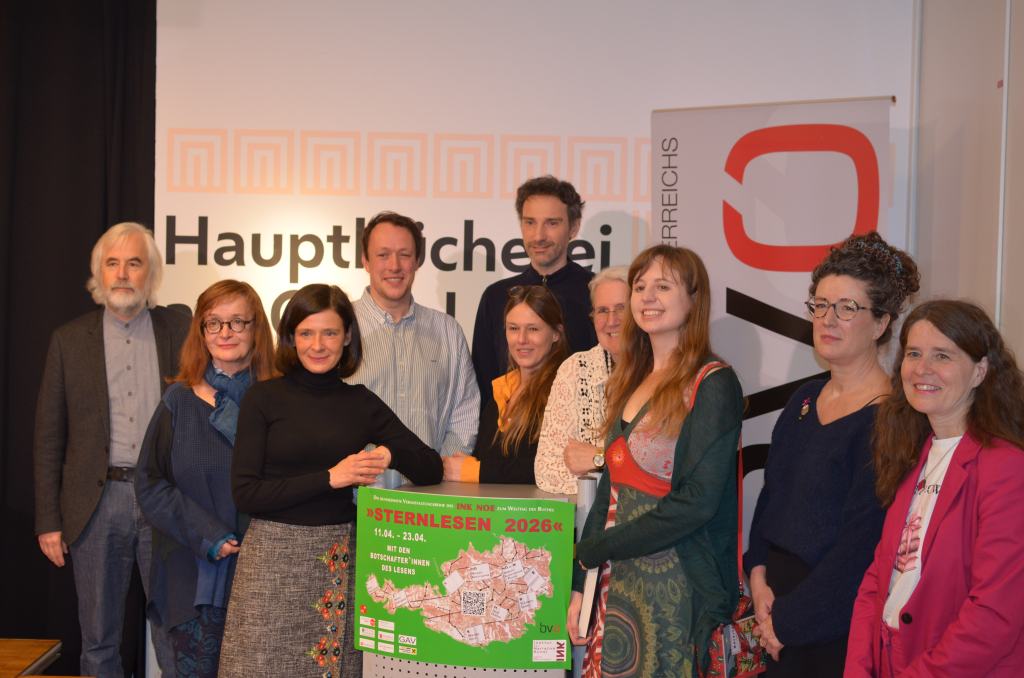 Gruppenfoto der Autorinnen und Autoren. Von links nach rechts: Ludwig Laher, Regina Klein, Marlen Schachinger-Pusiol, Markus Schupp, Corinna Antelmann, Stefan Reiser, Monika Krautgartner, Irene Diwiak, Anna Ladurner und Silvia Hlavin bei der Sternlesen-Pressekonferenz. Hauptbücherei Wien, am 16.3.2026. Credit: INK NÖ / Christoff Wiesinger.