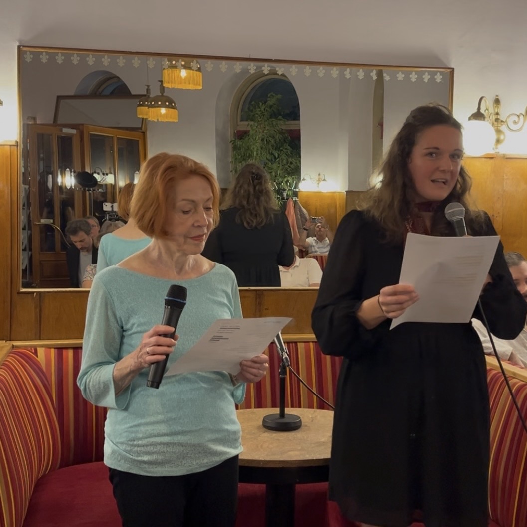 Christl Greller u. Anna Fercher in Ferchers Gedicht „Sepia Sommer zweier Zeiten“. Lesung im Rahmen der MINUTENTEXTE. Organisation u. Einrichtung: Reiser. Café Schopenhauer, Wien, am 16.09.2026. Foto: © Reiser – Abdruck/Veröffentlichung honorarfrei bei Hinweis auf die Quelle: stefanreiser.com