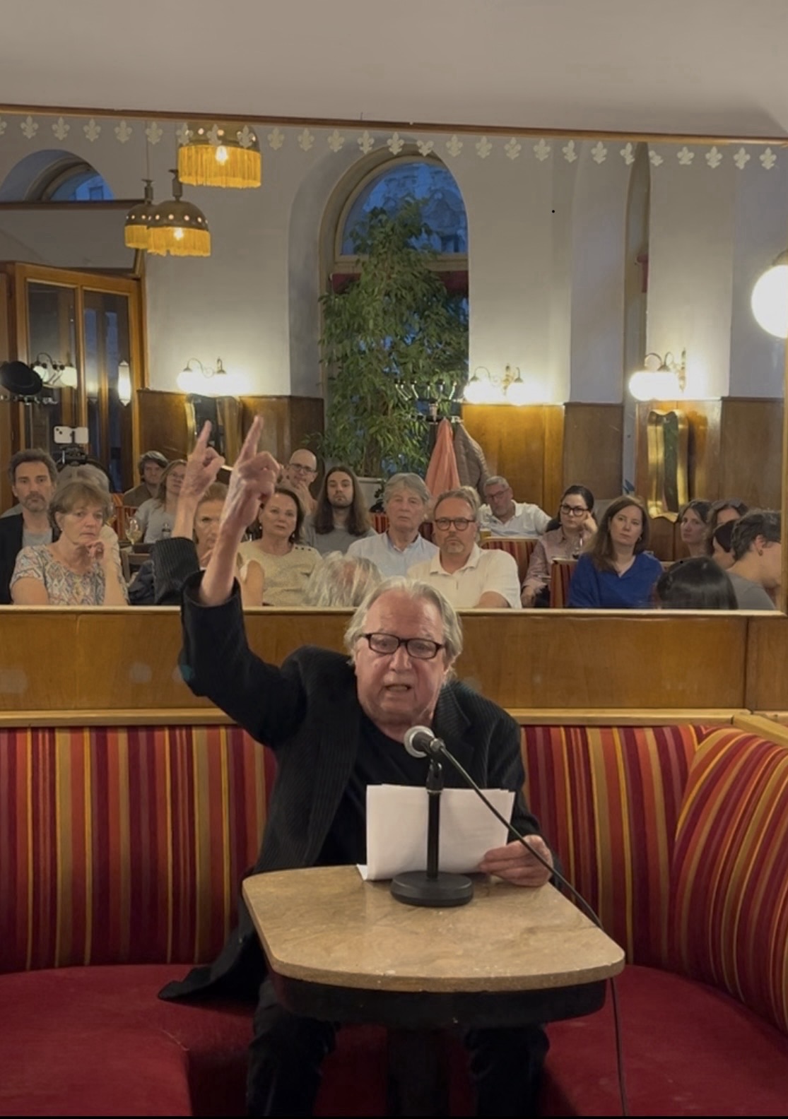 Manfred Ach liest seinen philosophischen Text "Fragen über Fragen". MINUTENTEXTE, Café Schopenhauer, Wien, am 16.09.2026. Foto: © Reiser – Abdruck/Veröffentlichung honorarfrei bei Hinweis auf die Quelle: stefanreiser.com