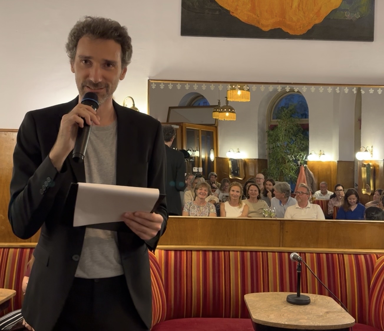 Stefan Reiser als "Rennleiter" des literarisch-szenischen Abends. MINUTENTEXTE, Café Schopenhauer, Wien, am 16.09.2026. Foto: © Reiser – Abdruck/Veröffentlichung honorarfrei bei Hinweis auf die Quelle: stefanreiser.com