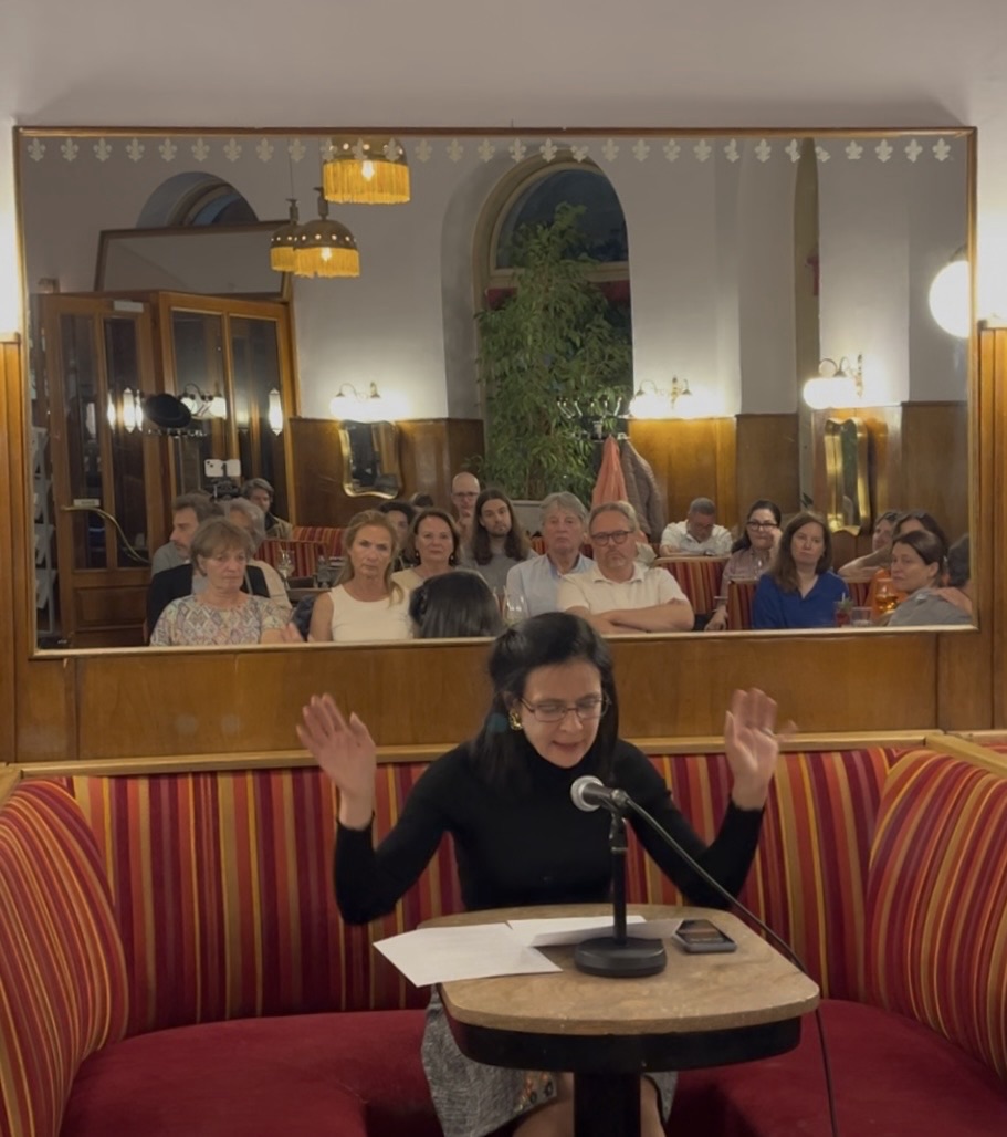 Marlen Schachinger-Pusiol liest MINUTENTEXTE. Café Schopenhauer, Wien, am 16.09.2026. Foto: © Reiser – Abdruck/Veröffentlichung honorarfrei bei Hinweis auf die Quelle: stefanreiser.com