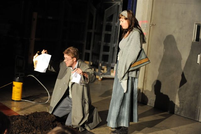 Joachim Mäder und Lisa Mies in Stefan Reisers schwarzer Komödie „Septemberziehen“. Werkstattinszenierung im Rahmen von „Text trifft Regie“. Regie: Lily Sykes. Staatstheater Mainz, am 19. Juni 2011. Foto: © Bettina Müller / uniT.