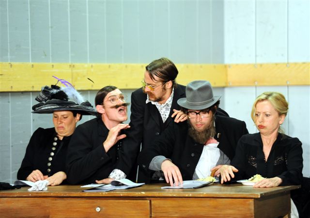Von links nach rechts: Nicole Kersten, Felix Mühlen, Mathias Spaan, Zlatko Maltar, Andrea Quirbach in Stefan Reisers schwarzer Komödie „Septemberziehen“. Werkstattinszenierung im Rahmen von „Text trifft Regie“. Regie: Lily Sykes. Staatstheater Mainz, am 19. Juni 2011. Foto: © Bettina Müller / uniT.